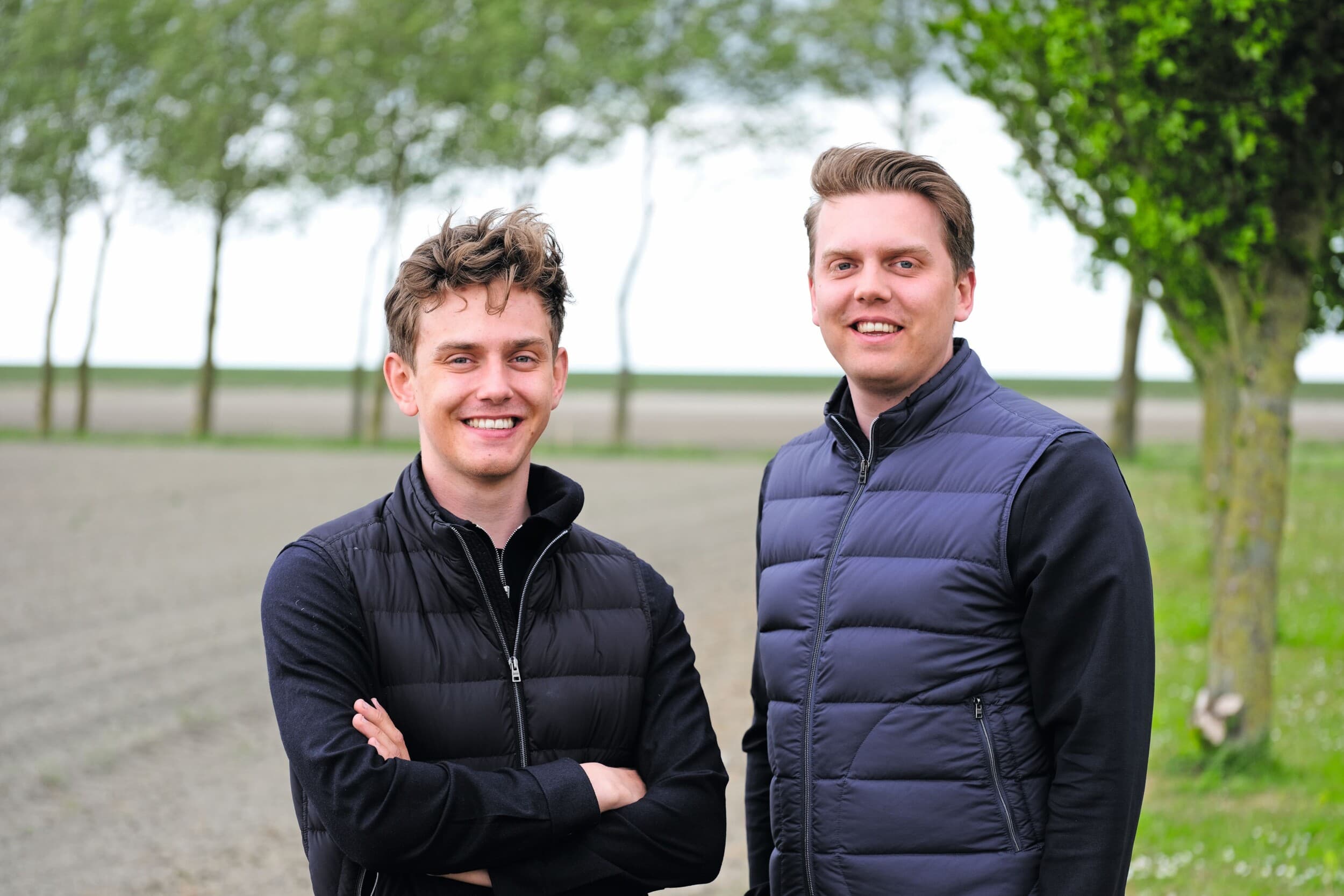 Balling (24) (rechts) en Siebren (22) van Kuiken werken op het akkerbouwbedrijf in Wierum (Fr.) in maatschap met hun ouders Hans en Silvia. Daarnaast zijn ze samen het bedrijf Van Kuiken Development bv begonnen. Foto’s: Jan Willem van Vliet