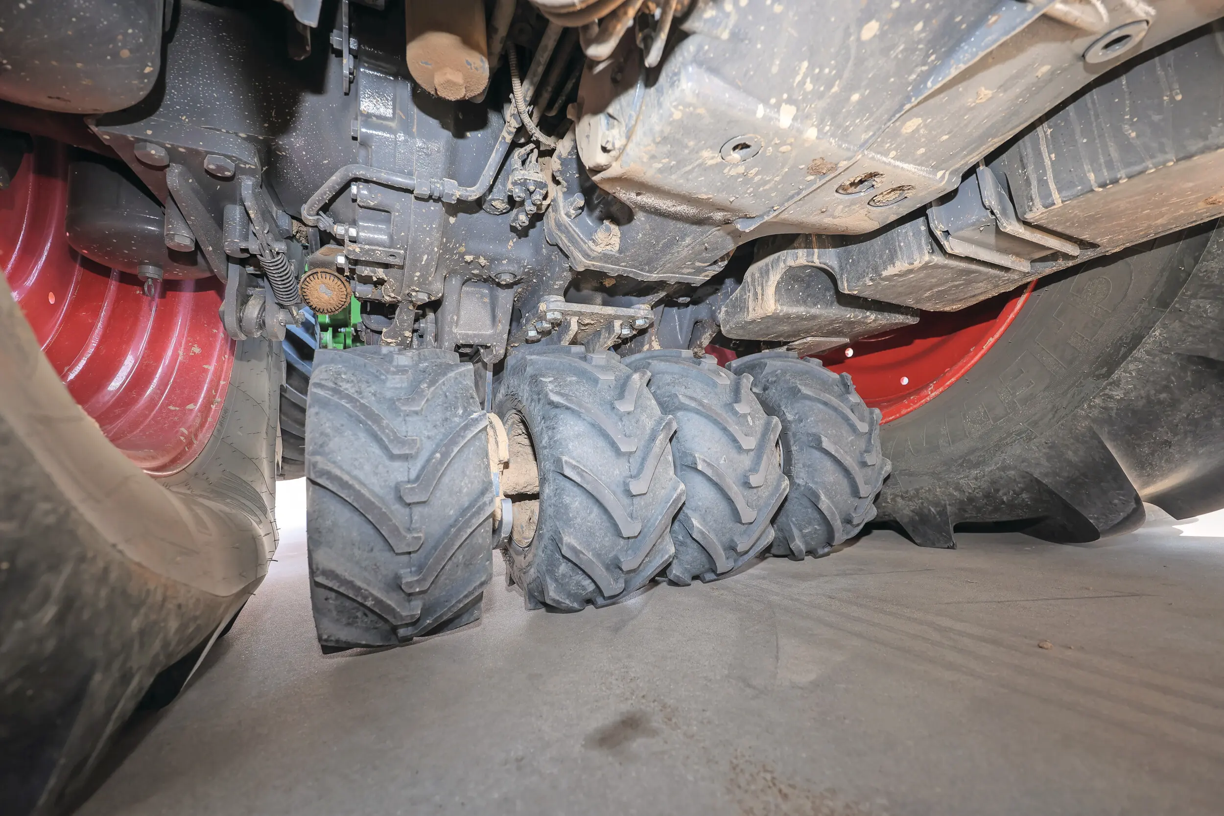 Machinefabrikant Hegro ontwikkelde een bandenpakker die midden onder de achterbrug loopt, exact tussen de achterwielen van de trekker. Vier relatief kleine bandjes drukken het onbereden spoor tussen de trekkerwielen aan. Foto's: Matthijs Verhagen
