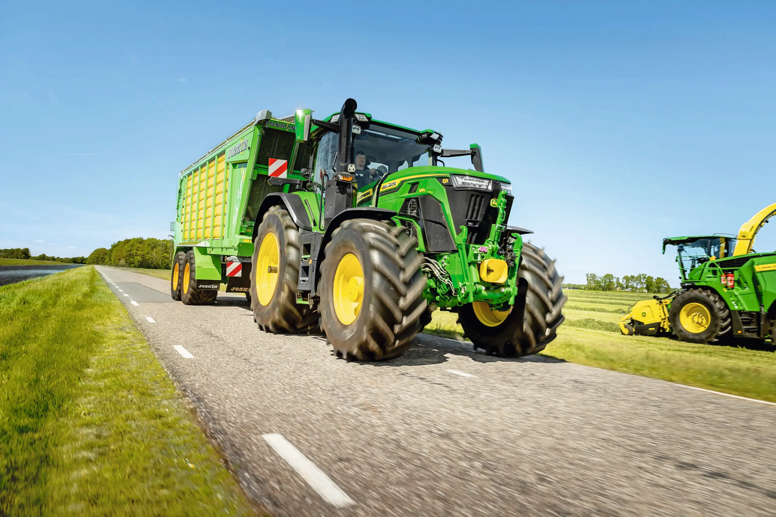 De ‘large-frame’- en ‘Xtra-large-frame’-modellen van de 6R-serie krijgen een forse update en daarbij gelijk een nieuw uiterlijk. Foto’s: John Deere