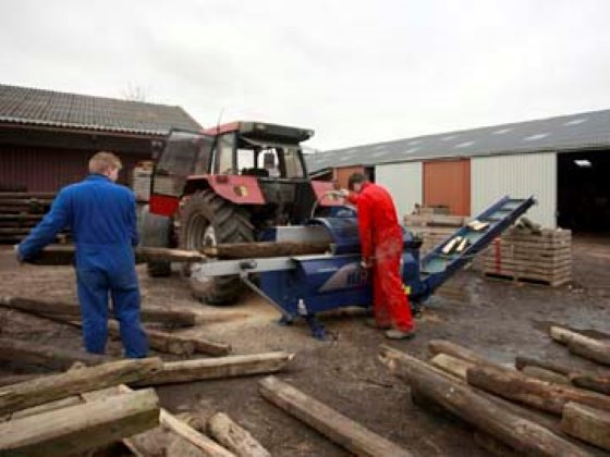 Hout kloven voor vleeskuikens Boerderij.nl