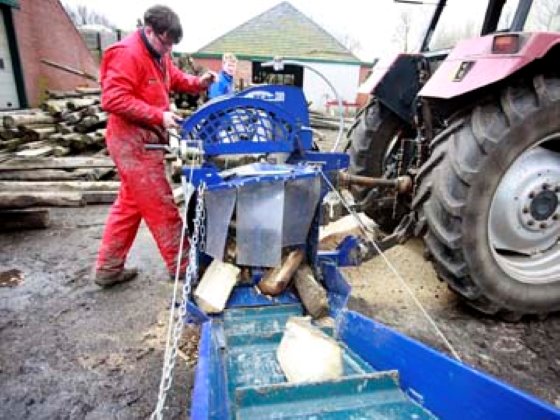 Hout kloven voor vleeskuikens Boerderij.nl