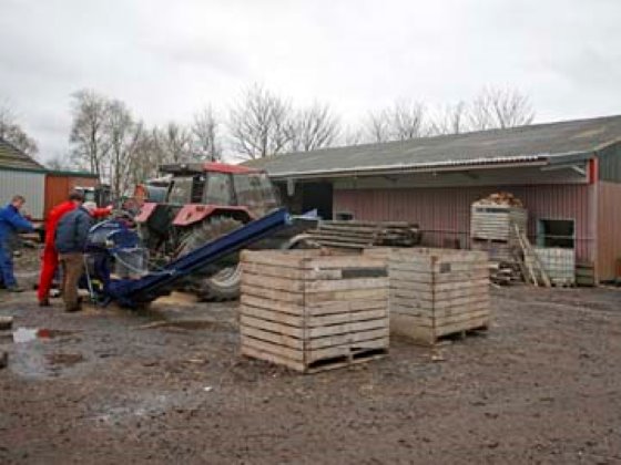 Hout kloven voor vleeskuikens Boerderij.nl