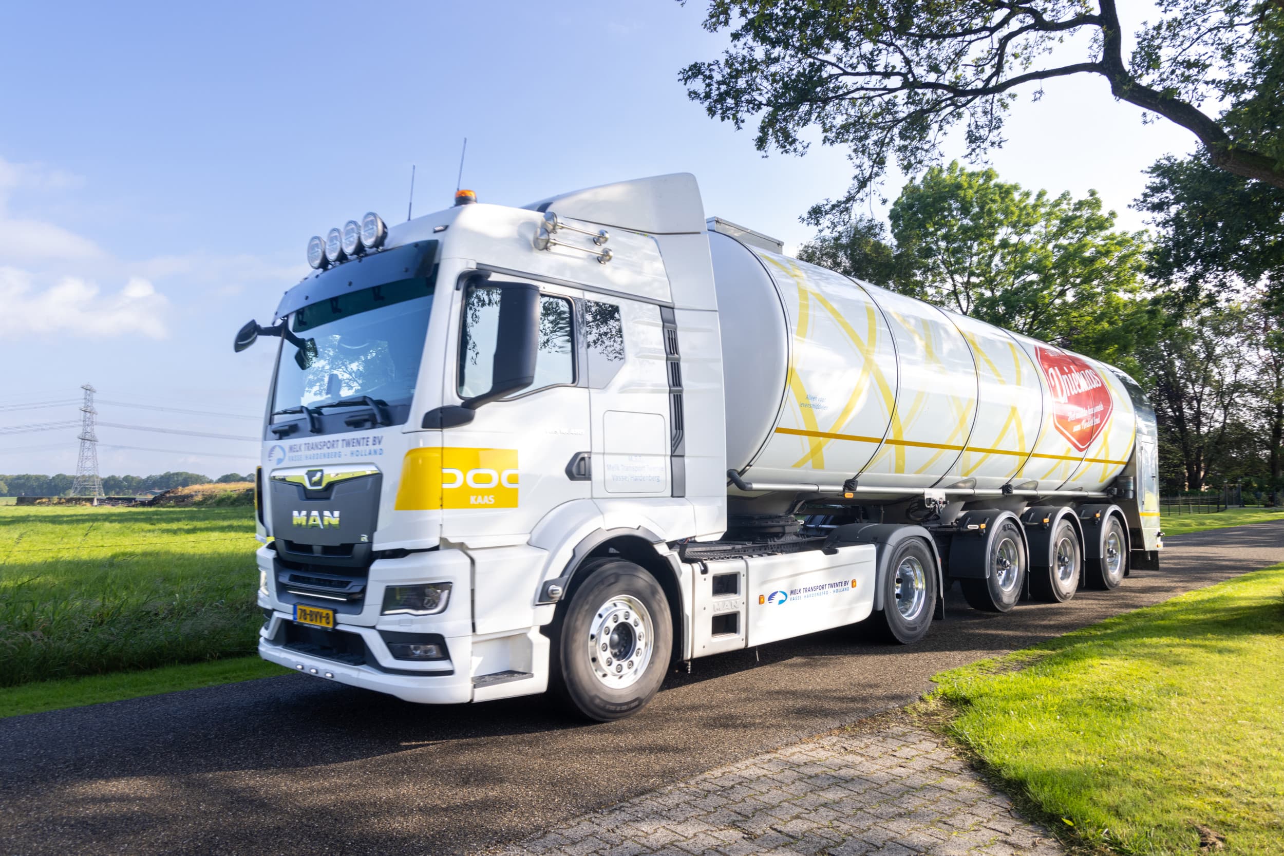 De leden van de Nederlandse coöperatie DOC zijn mede-eigenaar van DMK. Op de foto een RMO van DOC Kaas. Na overname van Uniekaas rijdt er een speciale Uniekaas RMO rond. Foto: Koos Groenewold