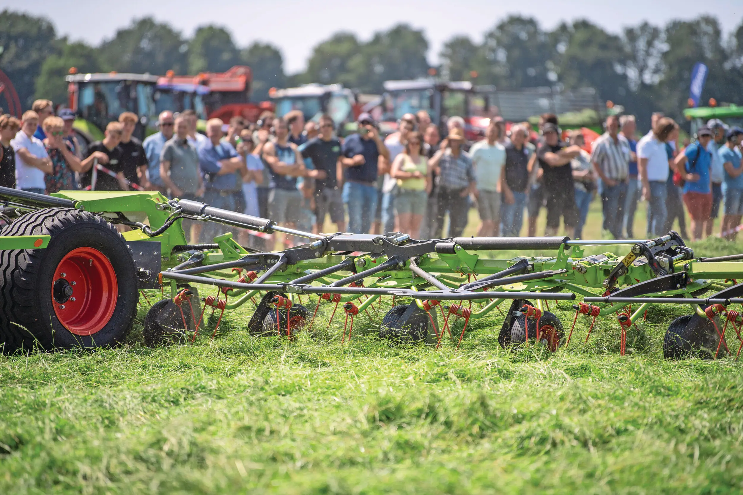 Tijdens de grasland-demo op Grasdag 2026 zijn er machines te zien voor bemesten, graslandonderhoud, maaien, schudden, harken, inkuilen en persen. Elke bezoeker kan de machines tot op korte, maar veilige, afstand zelf aanschouwen op Melkveebedrijf Poppe Herfte, nabij Zwolle (Ov.). Foto: Mark Pasveer