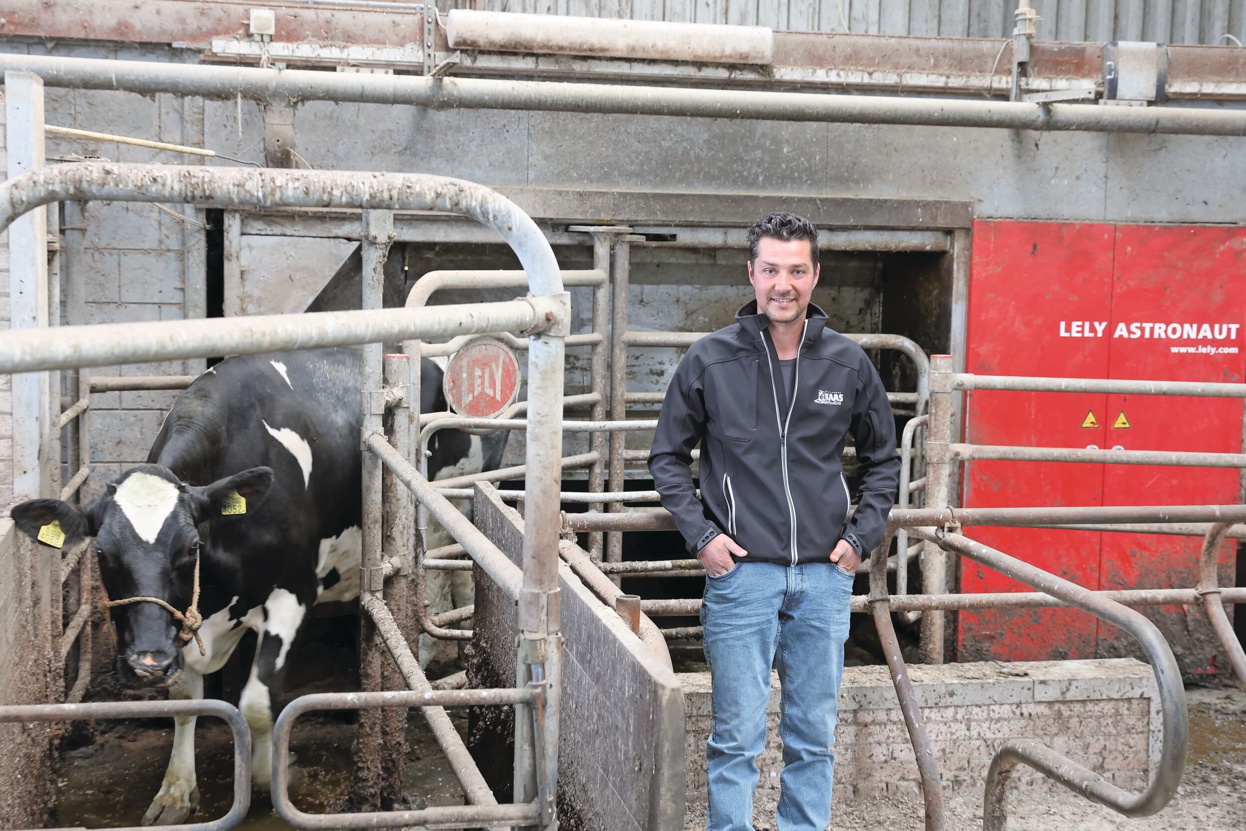 De vader van Corné was in 1993 de eerste melkveehouder ter wereld met een Lely Astronaut-melkrobot. Er staat nu een Lely A3 Next uit 2010. De robot geeft vooral veel arbeidsgemak. Foto's: Dennis Wisse