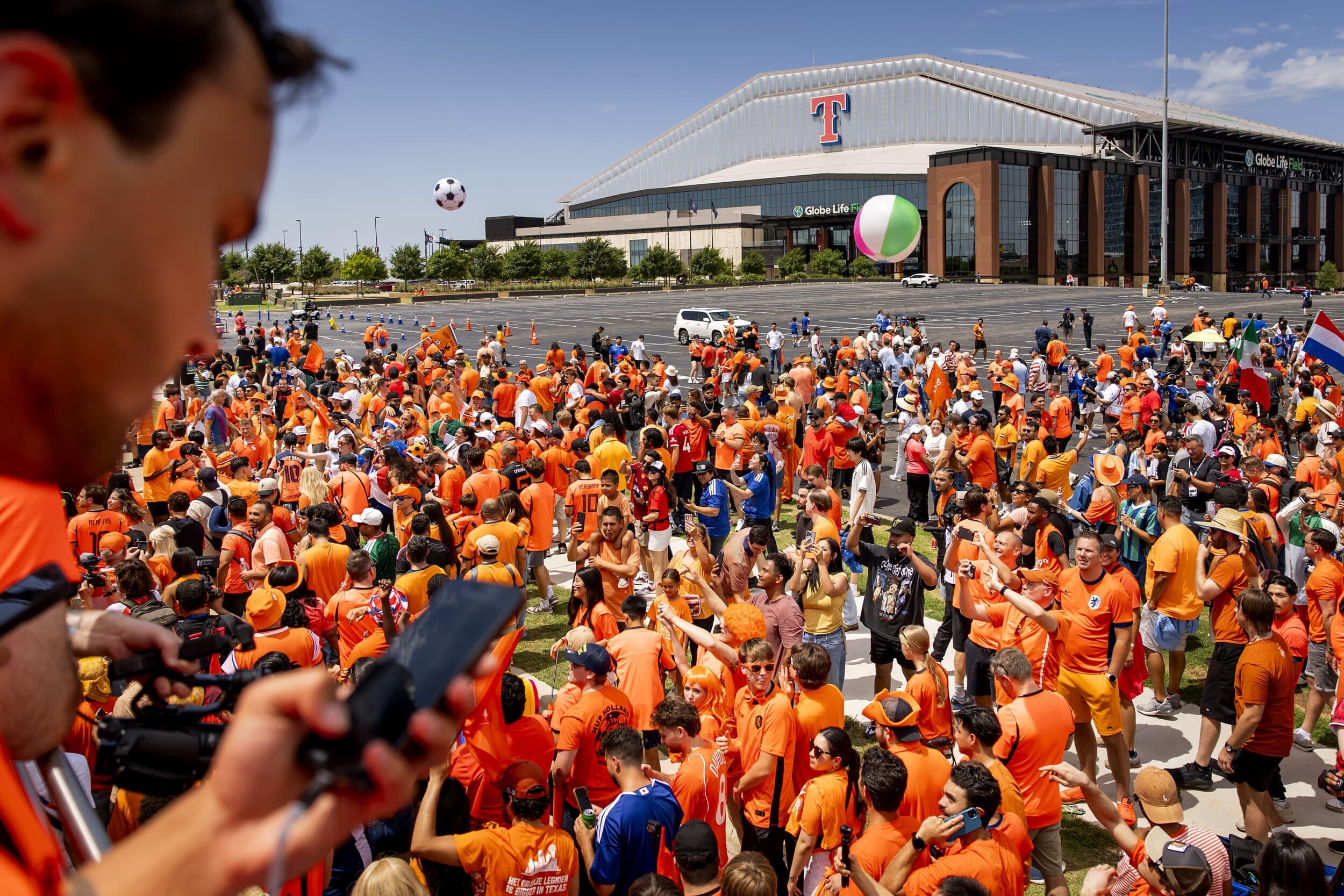 Oranjesupporters arriveren met de fanwalk bij het Dallas Stadion in Arlington voor de WK-wedstrijd Nederland-Japan op 14 juni 2026. Een WK-pool op het bedrijf levert meestal geen fiscaal gedoe op, zolang het om een pool tussen collega’s gaat. Foto: ANP