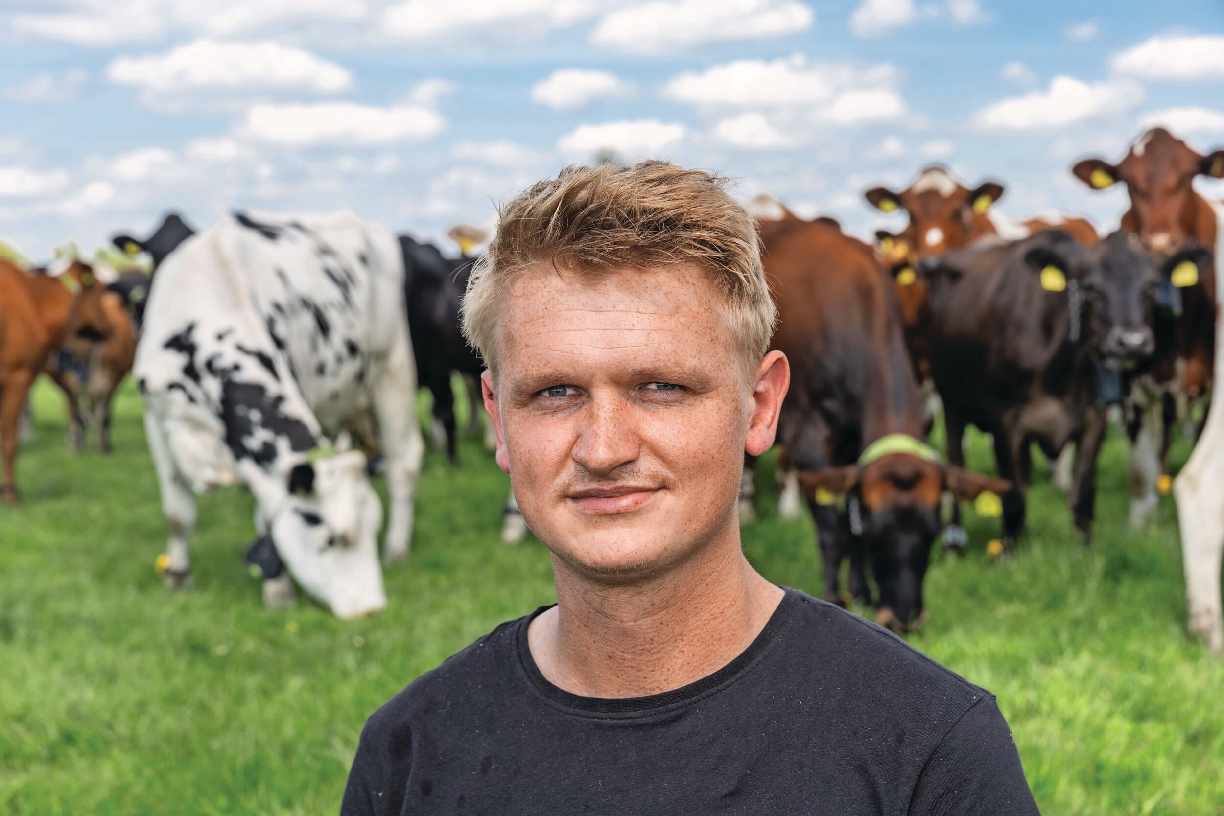 Gerben Buit (34) heeft in maatschap met zijn vader Klaas een biologisch melkveebedrijf. Het bedrijf heeft ook een USDA-certificering. Foto's Ronald Hissink