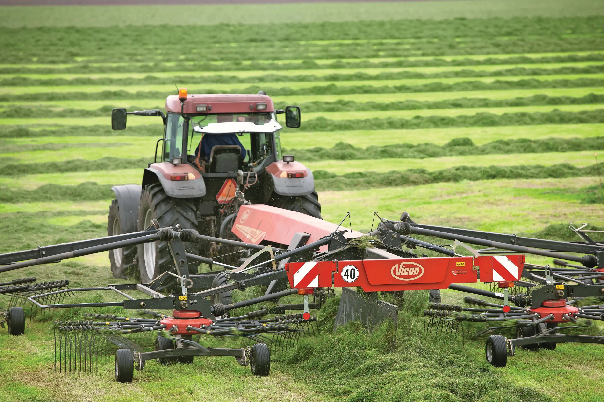 Een melkveehouder kan verschillende redenen hebben om zelf mechanisatie te gaan doen. Zo kan het zijn dat er geen loonwerker meer in de buurt zit of dat hij niet meer afhankelijk wil zijn. Foto: Mark Pasveer