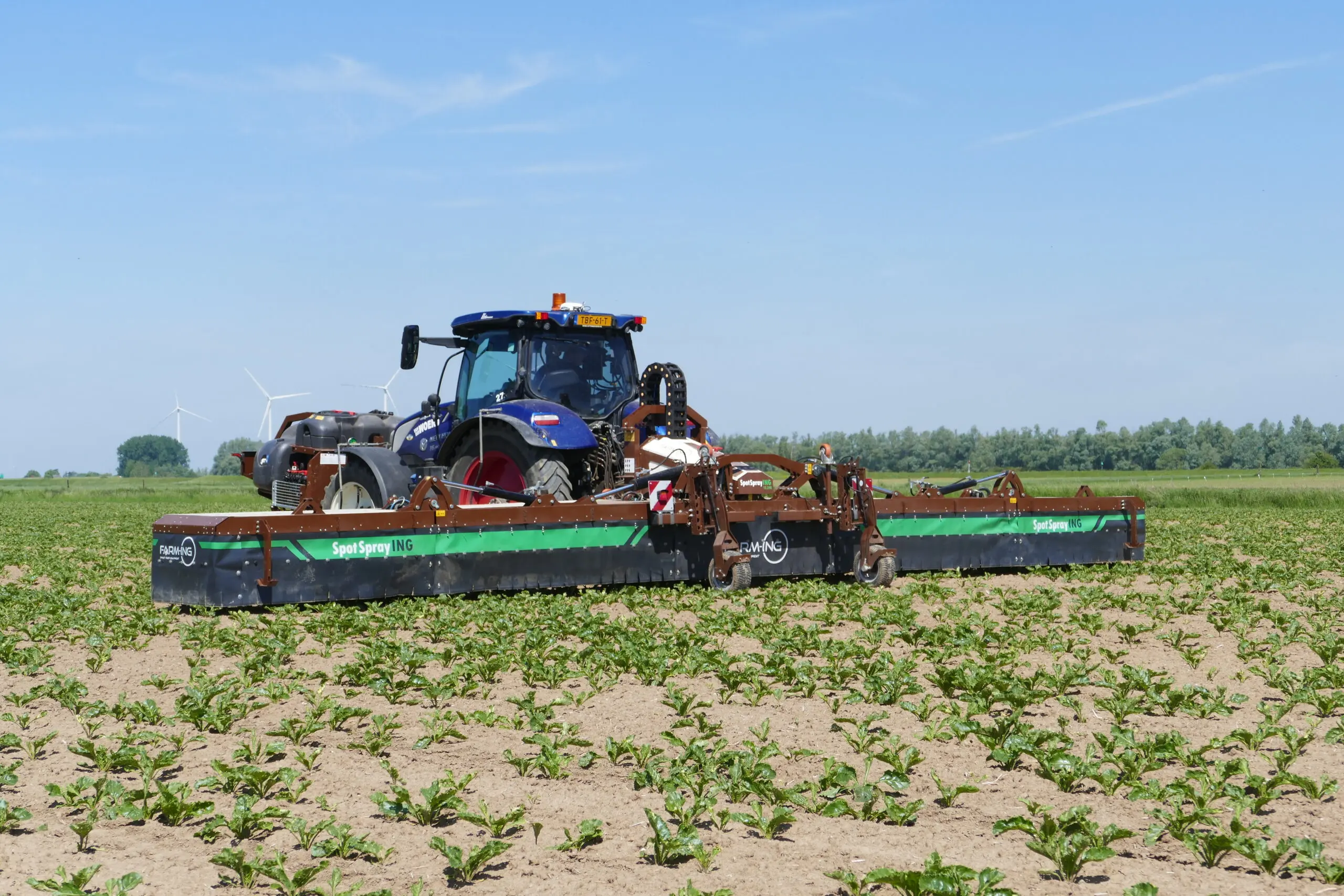 Met 12 meter werkbreedte heeft de SpotSprayING effectief een capaciteit van ongeveer 4 hectare per uur. Zoals bij iedere spotsprayer blijven alleen onder het gewas bedekte onkruiden gespaard. Foto's: Martin Smits