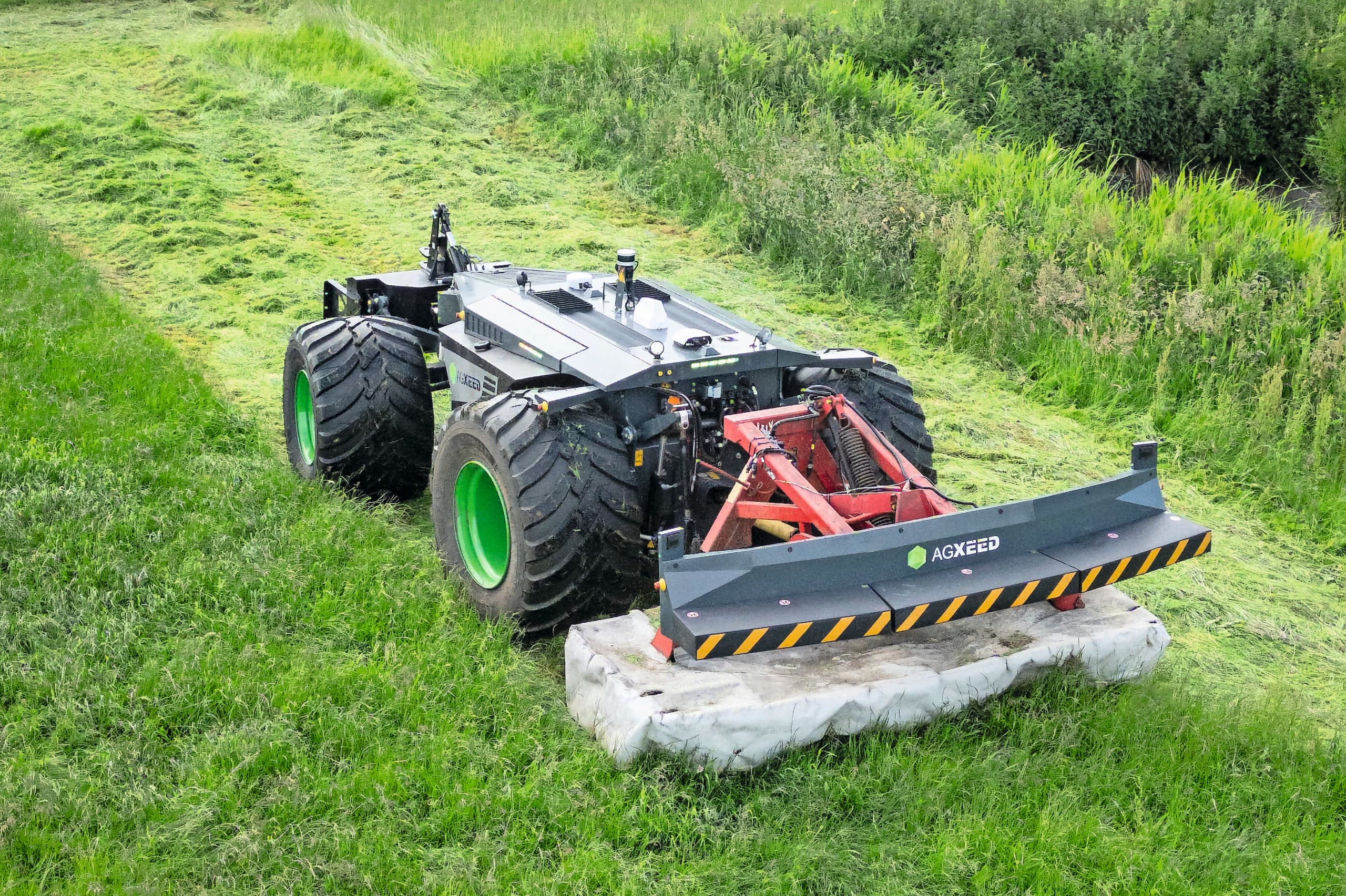 Melkveehouder Hofman test robot voor maaien, schudden en harken