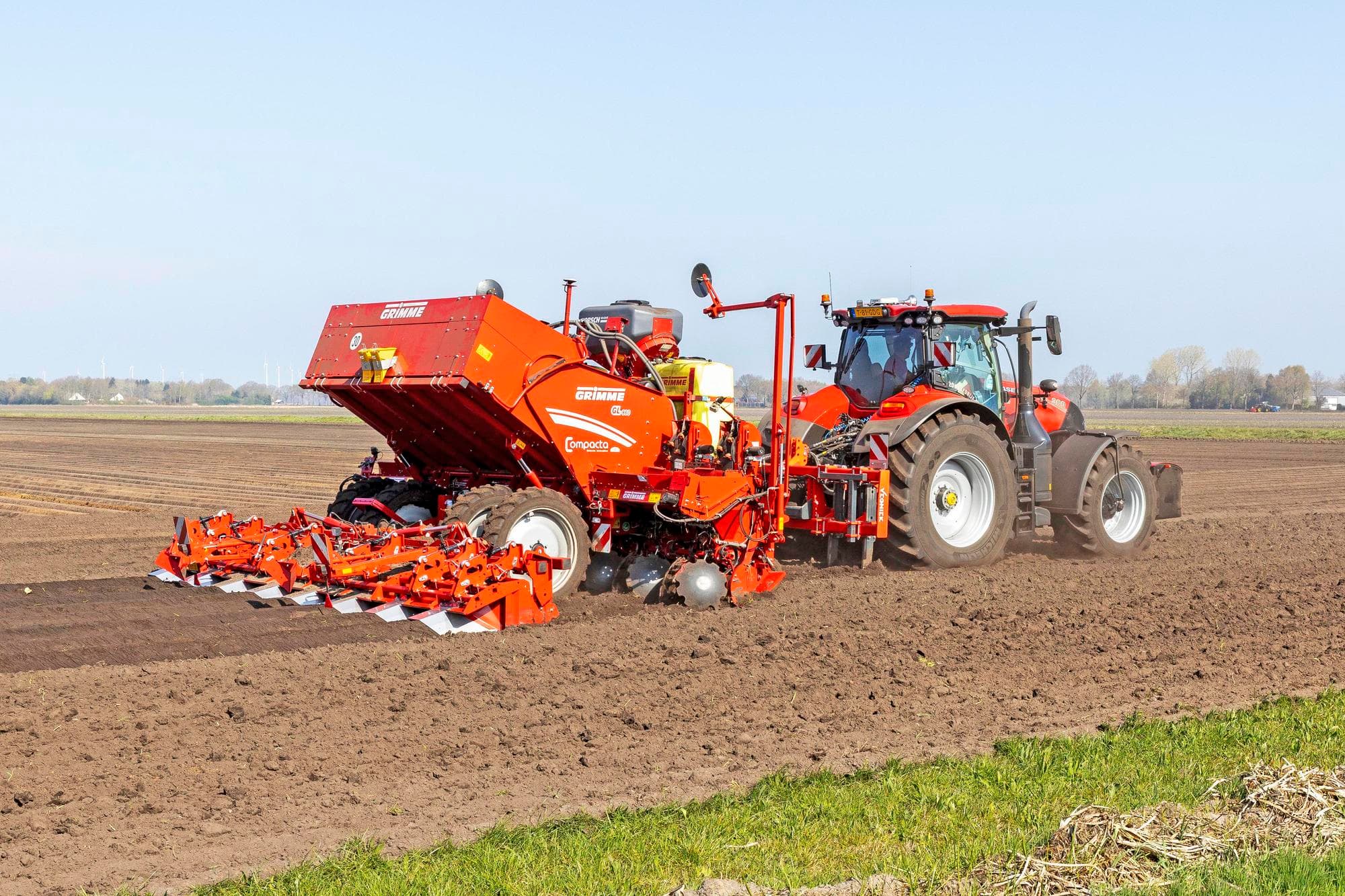April dit jaar, bij Sandee in Onstwedde (Gr.) gaan de zetmeelaardappelen de grond in. Toen was nog niet bekend dat de prijs zo laag zou worden. Foto: Koos van der Spek