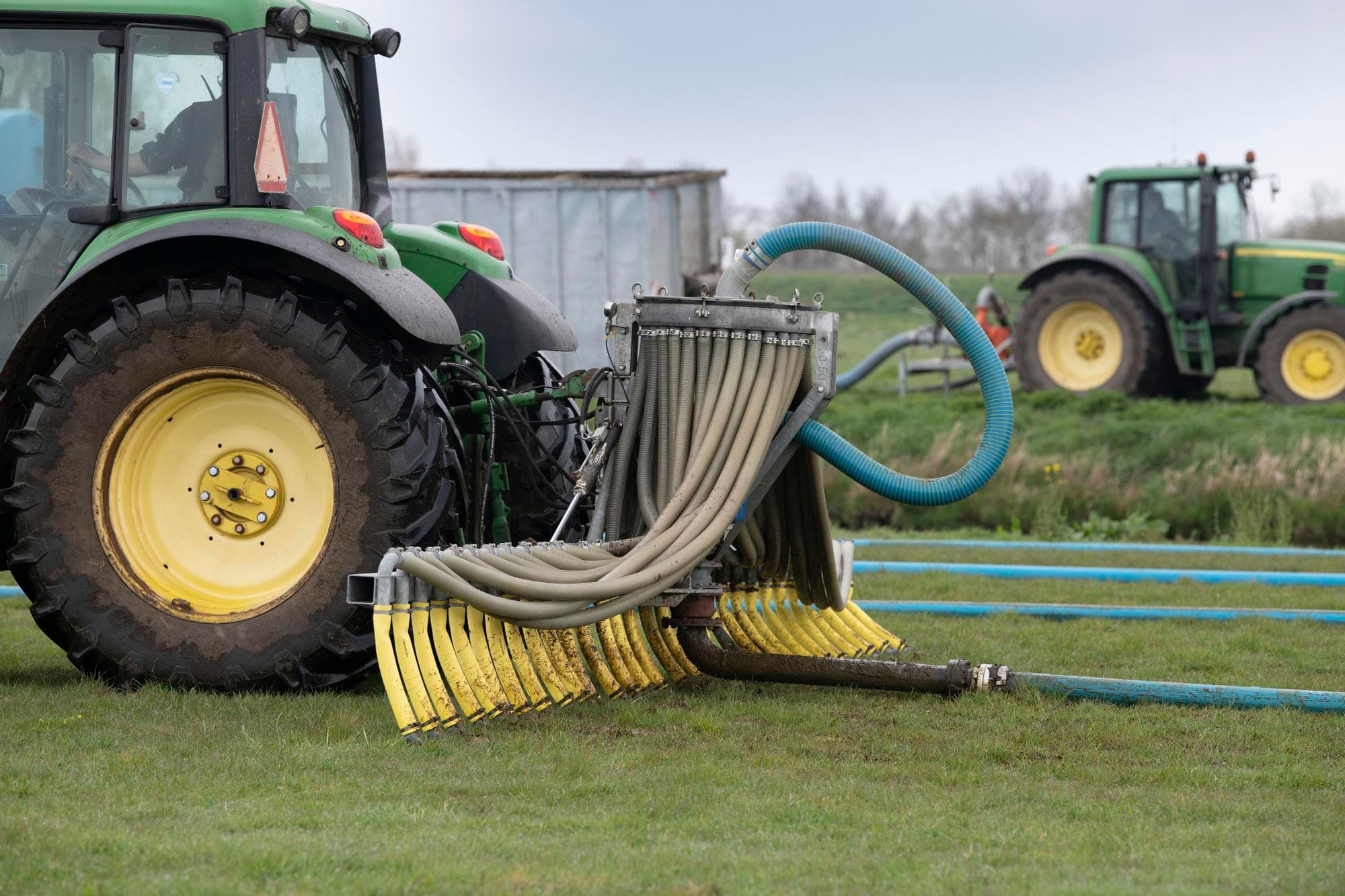 Het verdunnen van drijfmest met water in combinatie met een sleepvoet is toegestaan als emissiearme techniek voor het bemesten van klei en veen. Het aanzuren van mest via het SyreN-systeem ziet minister Van Essen niet echt als alternatief voor deze werkwijze. Foto: Mark Pasveer
