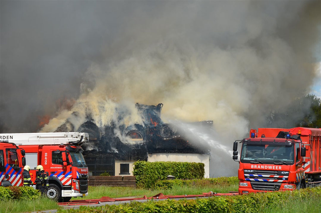 Scherven Zonnepanelen Na Brand Kilometers Verspreid Boerderij