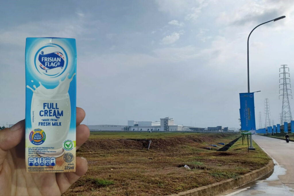 Op de achtergrond de nieuwe fabriek van FrieslandCampina in Indonesië. Inzet, één van de vele zuivelproducten die in Indonesië worden verkocht. – Foto: Johan Oppewal, beeldbewerking