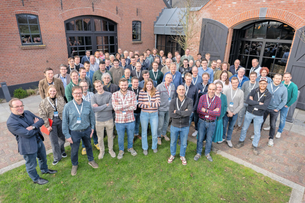 Ruim 90 bezoekers, waaronder 65 telers, bezochten de Jaardag van de NPPL. Volgens Future Farming-hoofdredacteur Geert Hekkert ‘loopt Nederland in de pas, maar niet voorop’ bij robotisering. Foto: Jan Willem Schouten