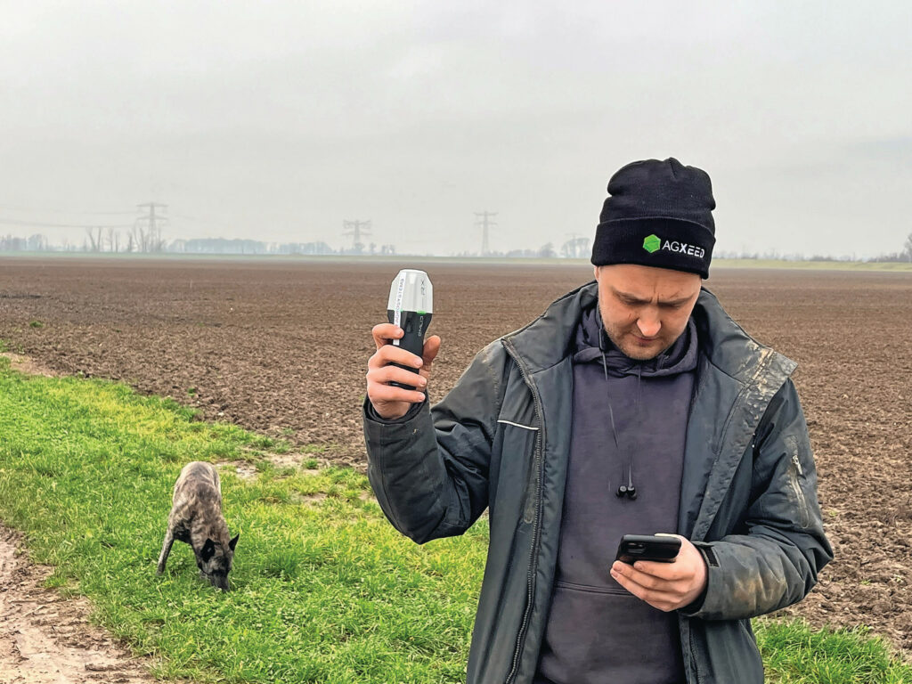 Met een Emlid RTK GNSS-ontvanger moet voorafgaand aan de inzet van de veldrobot het geo-fence van ieder perceel worden ingemeten, het digitale hekwerk. Foto: Leo Tholhuijsen