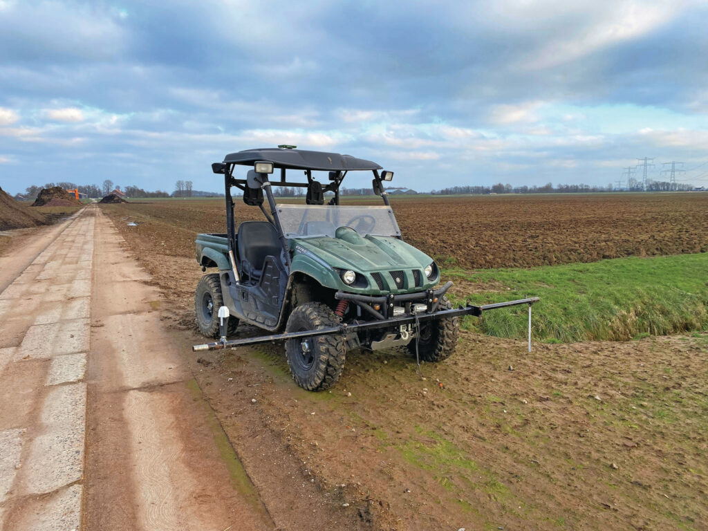 Een RTK GNSS-ontvanger gemonteerd op een ‘Gator’ om na een eerste handmatige test vlot álle percelen te kunnen inmeten. Foto: Marijn Vermuë