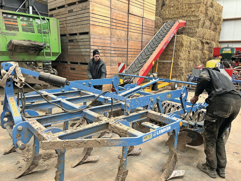 Marijn Vermuë (l.) en stagiair Bjarne meten de Lemken-cultivator op. Behalve de werkbreedte telt ook de totale breedte. De combinatie mag immers niet over de digitale begrenzing van het perceel komen, geen millimeter. Foto: Leo Tholhuijsen